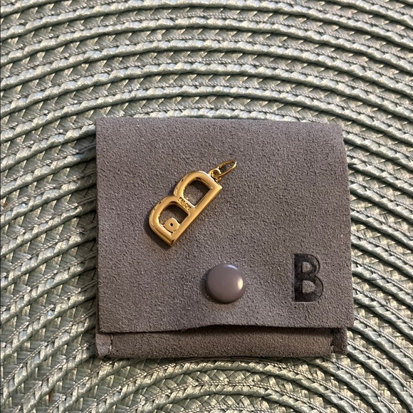💲Goldtone Initial B Charm - Picture 3 of 3